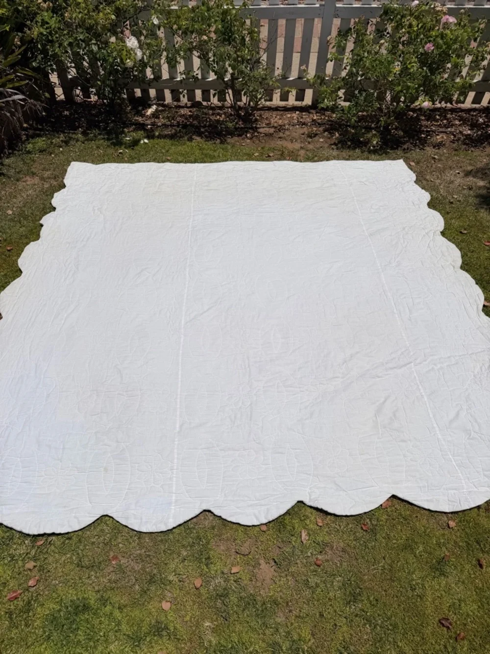 VTG Double Wedding Ring Quilt Hand Quilted Scalloped Edges Cottage Shabby King